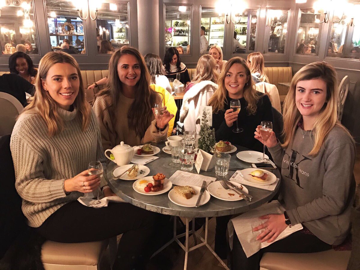 NatalieGlaze_'s tweet photo. 👯❤️🍴🍾👯❤️🍴🍾#bottomlessbrunching #thesemyfavouritehumans https://t.co/5TDLvbAFSr