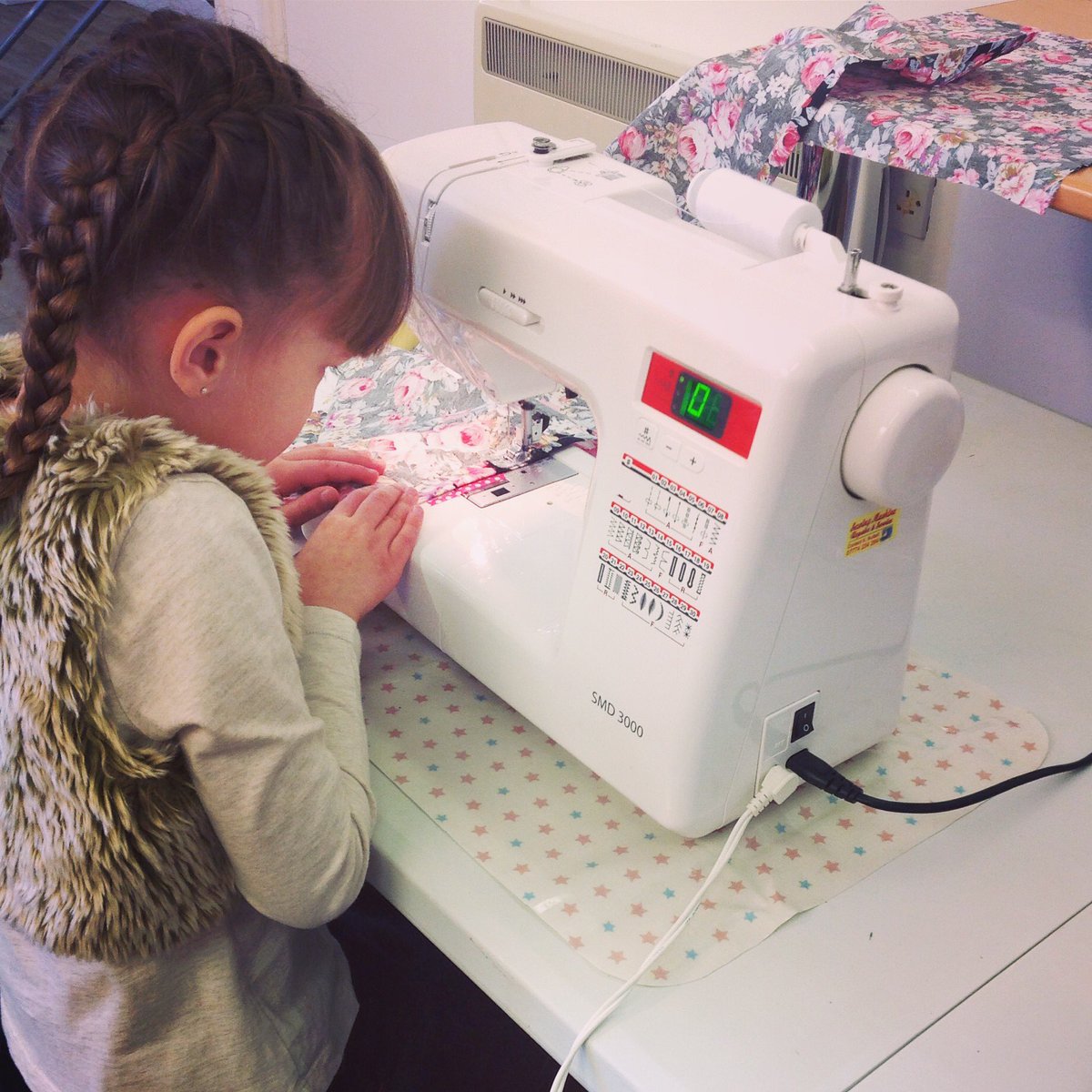vintagesewingbu's tweet photo. A very successful children's sewing workshop today ❤️ #childrenssewing #workshop #sew #sewing #learntosew #thevintagesewingbunny #stannes https://t.co/803MBqAqz2