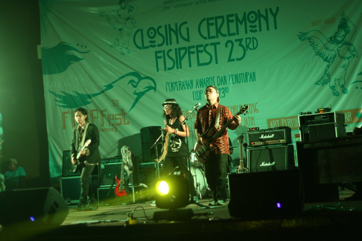 Thanks for great satnite in our fuckin' campus . Closing ceremony fisipfest 23 . TCTS . Hormat kami
