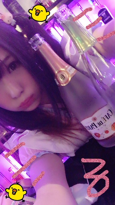 昨日(土曜日)は遅くなっちゃったけど プレゼントやシャンパンありがとぉ&epsilon;(｡･&times;･｡)з  久しぶりにメイド服きたよ♪  お酒は強い方だったけどやっぱり胃腸炎なりすぎてすぐ酔っちゃうね(oﾟｘﾟo)  おやしみなさおすしおしゅし🍣  今日も待てるンゴ🍣
