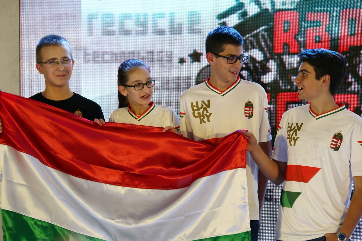 Csapataink pár tagja tartja a magyar zászlót az esti zászlós felvonuláson. #wro2016