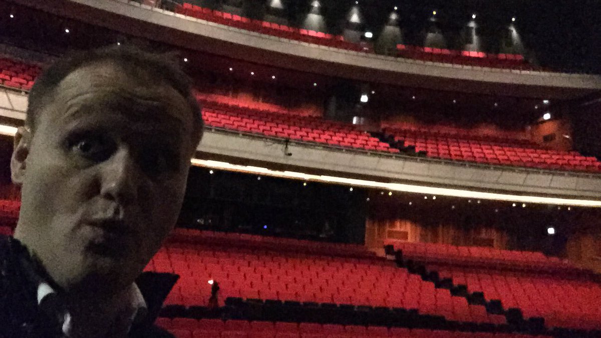 HansGroenendijk's tweet photo. Vanavond reporter bij de finale van @CAMERETTEN in Nieuwe Luxor. Net drie nerveuze kandidaten geïnterviewd, snap ik met zo'n zaal! https://t.co/46rCGLaul4
