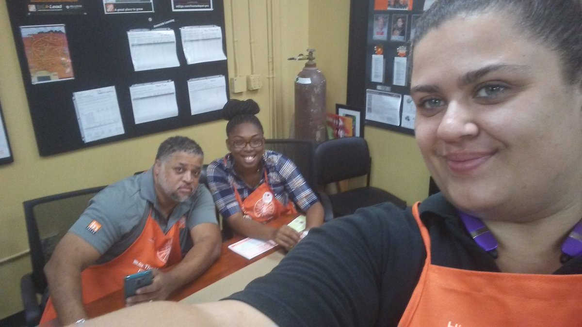 Angie60647's tweet photo. @JJarrett_Artist Lacretia and myself at our After Black Friday Kids Workshop https://t.co/J2qUMqlM65