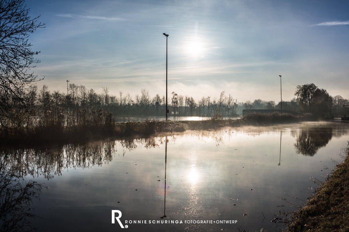 ronnieschuringa's tweet photo. Bedum deze ochtend, zon, mist en rijp een mooie combinatie. #bedum #vooreenmooiefotomoetjeblijvenstaan #ijsbaanbedum #mfvnl https://t.co/9edOgrsL4V