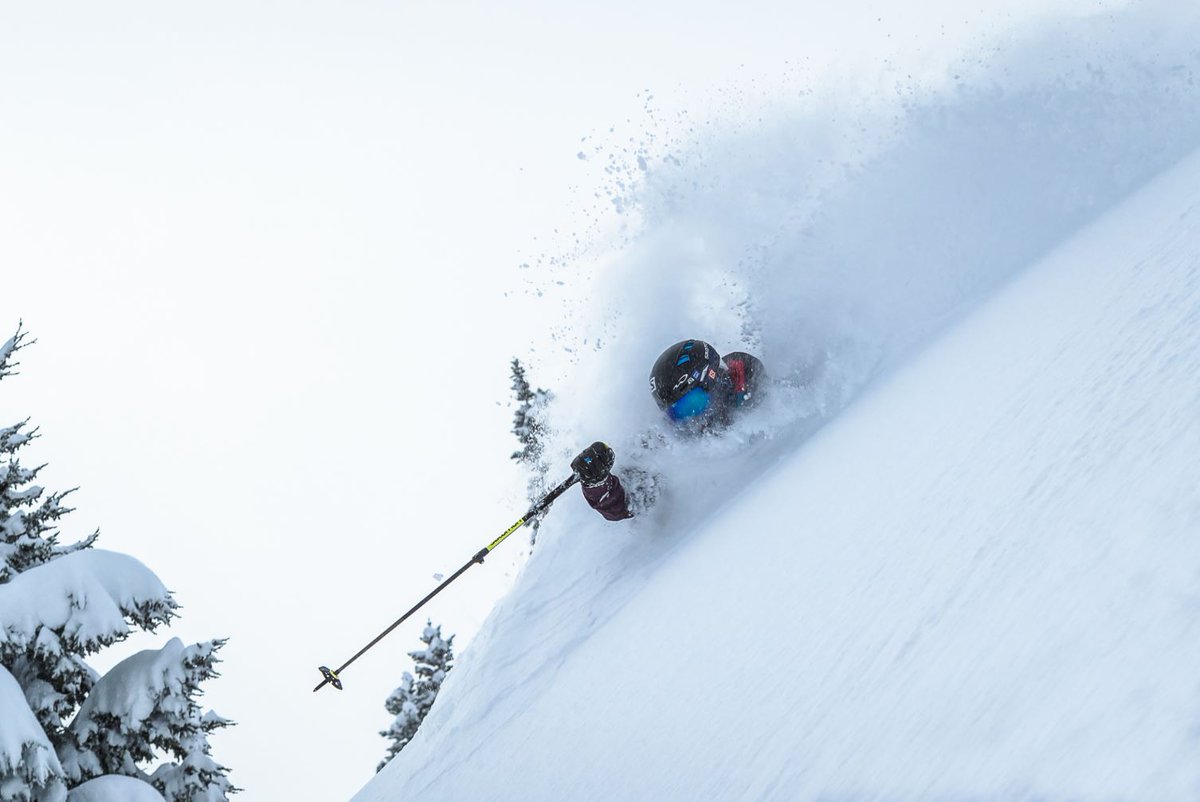 WhistlerBlckcmb's tweet photo. How deep you ask? DEEP: 22cm in past 24hr. 192cm falling in past week -> https://t.co/cLfFVYa9Q4 | Photo: Paul Morrison / Skier: @stanrey7 https://t.co/jLAiXTXuiz