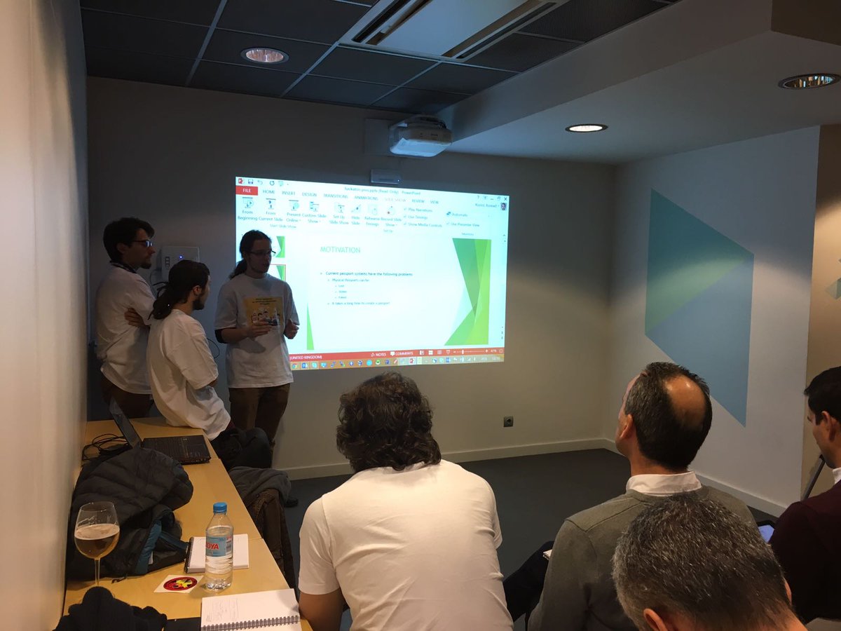 USTspain's tweet photo. El primer equipo presentando su proyecto. #HackathonUST sobre #blockchain https://t.co/ix08Vij044
