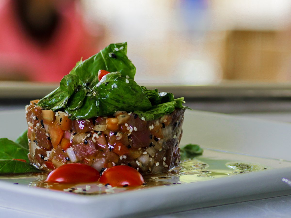 Arrozsal's tweet photo. ¡Una de las entradas preferidas! "Tuna Tartar" frente al lago. 😍👌 #arrozsal https://t.co/dClDMBFgmU