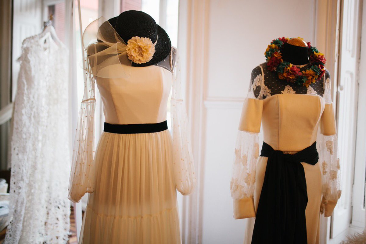 Terciopelo marfil y detalles en negro es la propuesta de la diseñadora <a href="/DemiNovias/">Demi</a> para las novias de invierno #loveandvintageferia