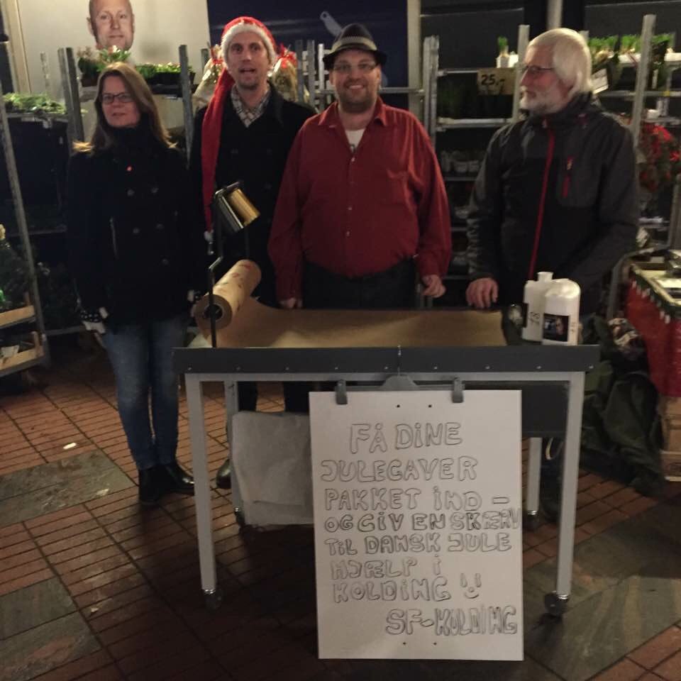 SFKolding's tweet photo. @HolmerHans @VillyJk og andre samlede ind til julehjælp i #kolding på #blackfriday kompoldk #julehjælp #godjul https://t.co/2NCc3huXrK
