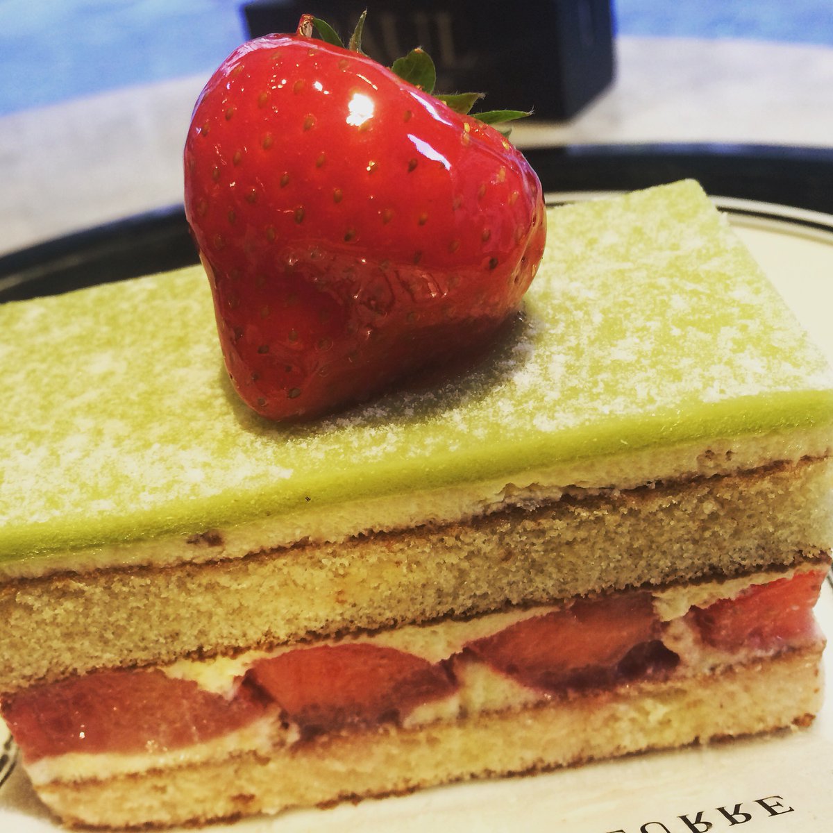 AMO_Details's tweet photo. 😍🍰 #weekends #happy #yummy #strawberries  #cake #pleasures #London #Londoncity #Londonlife https://t.co/85MXqJwFJD