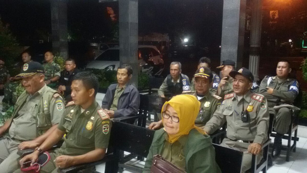 kecpurwakarta1's tweet photo. Giat patroli wilayah kec.pwk 26-11-2016, dpimpin lgsg bpk Camat Kota, Danramil dan Kapolsek Kota @DediMulyadi71 @juddy_damkar @satpolPP_Pwk https://t.co/dMbrmuMGwj