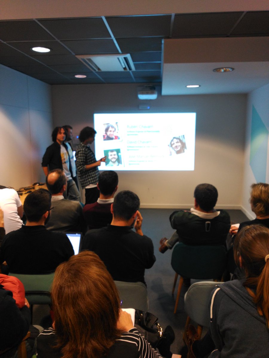agalancarretero's tweet photo. Escuchando el pitch de @pekewake @dvdchavarri en el #HackathonUST. Chaintonic!!!! https://t.co/2eDDDtRCNT