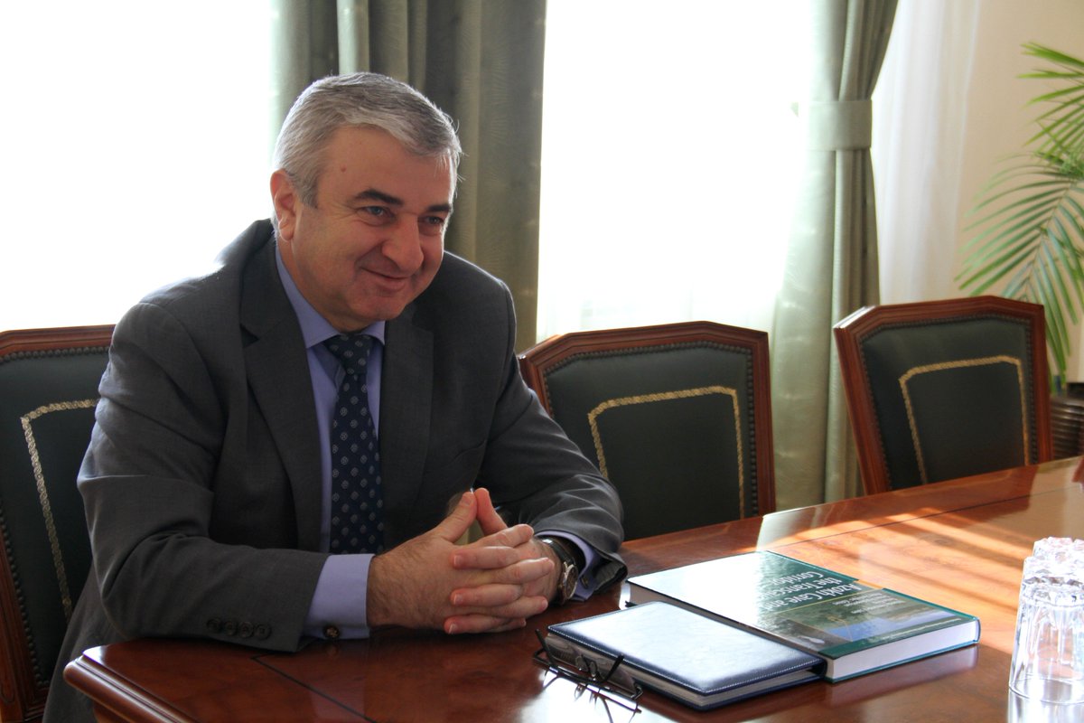 Lilit_Asryan's tweet photo. President of the #NKR Parliament @AshotGhoulyan received members of the #Azokh's excavation group. https://t.co/WJeNiYgtfV