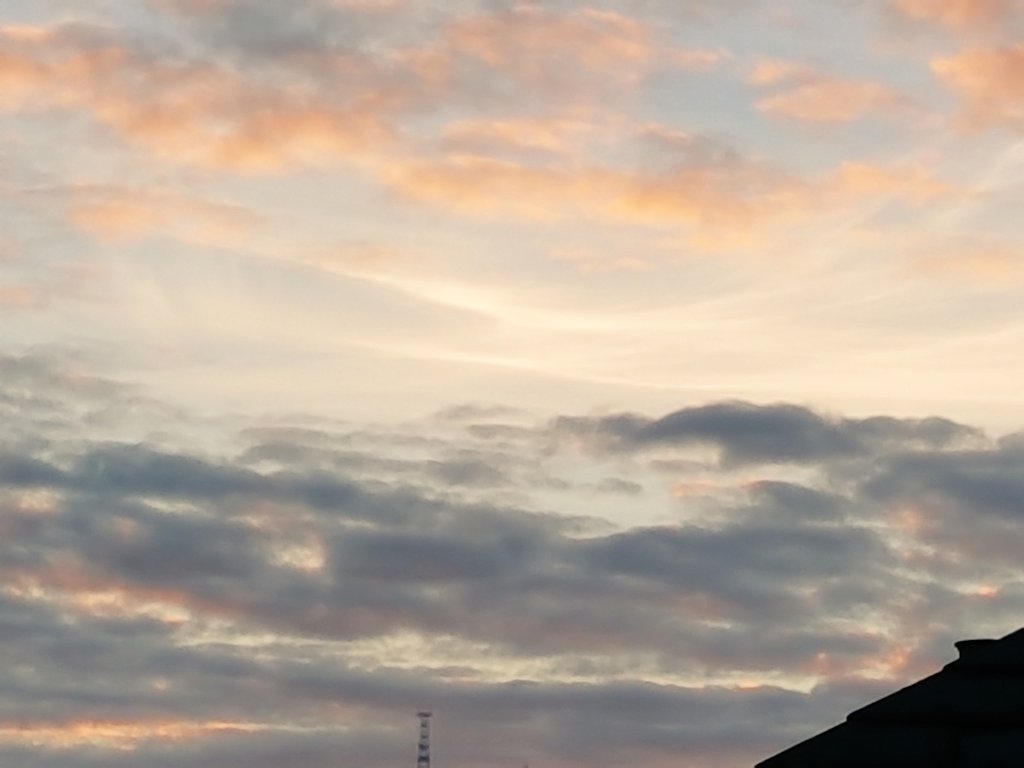 ala_mairi's tweet photo. #Edinburgh Sky tonight. Absolutely breathtaking https://t.co/l4pRtVRkMu