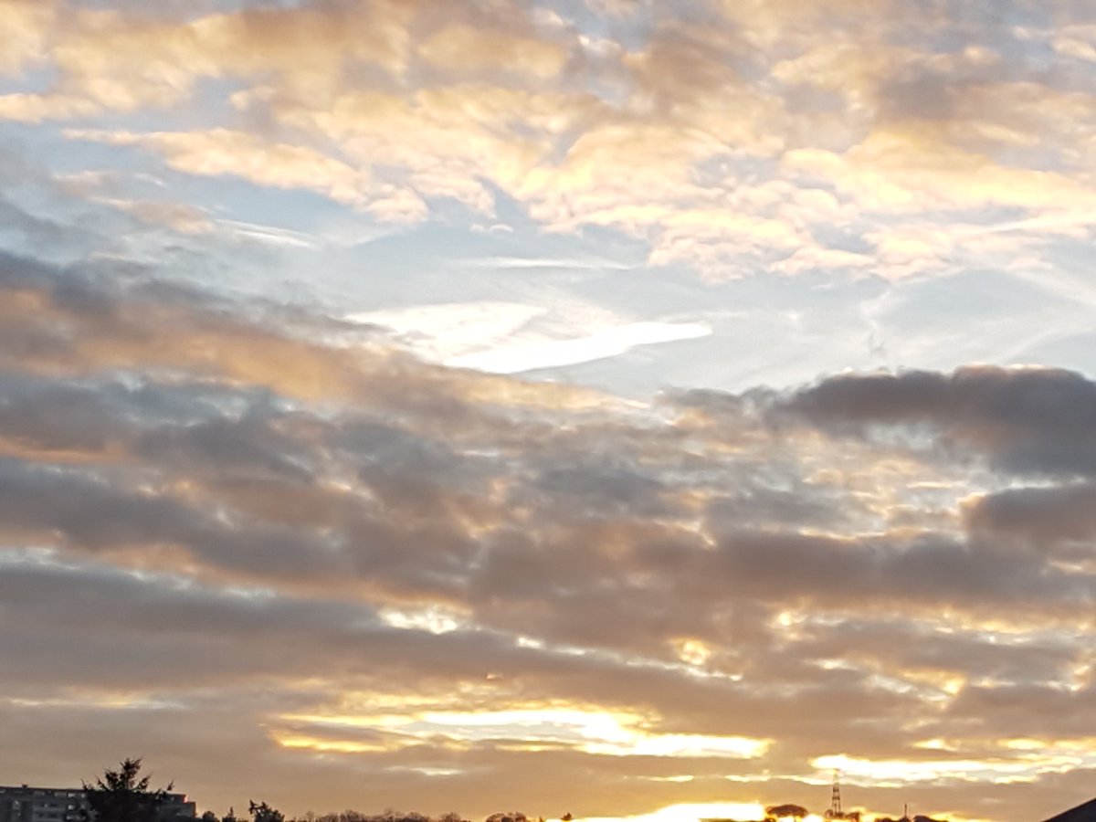 ala_mairi's tweet photo. #Edinburgh Sky tonight. Absolutely breathtaking https://t.co/l4pRtVRkMu