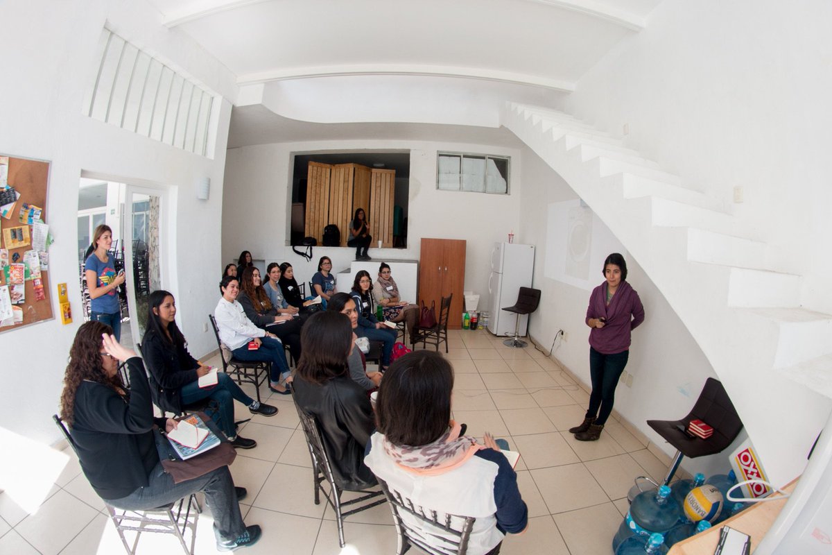 hfwomengdl's tweet photo. Seguimos en el taller “Aprende a pensar como programador” con @MarthzElena #HFWomen https://t.co/jTgbuVJTzc