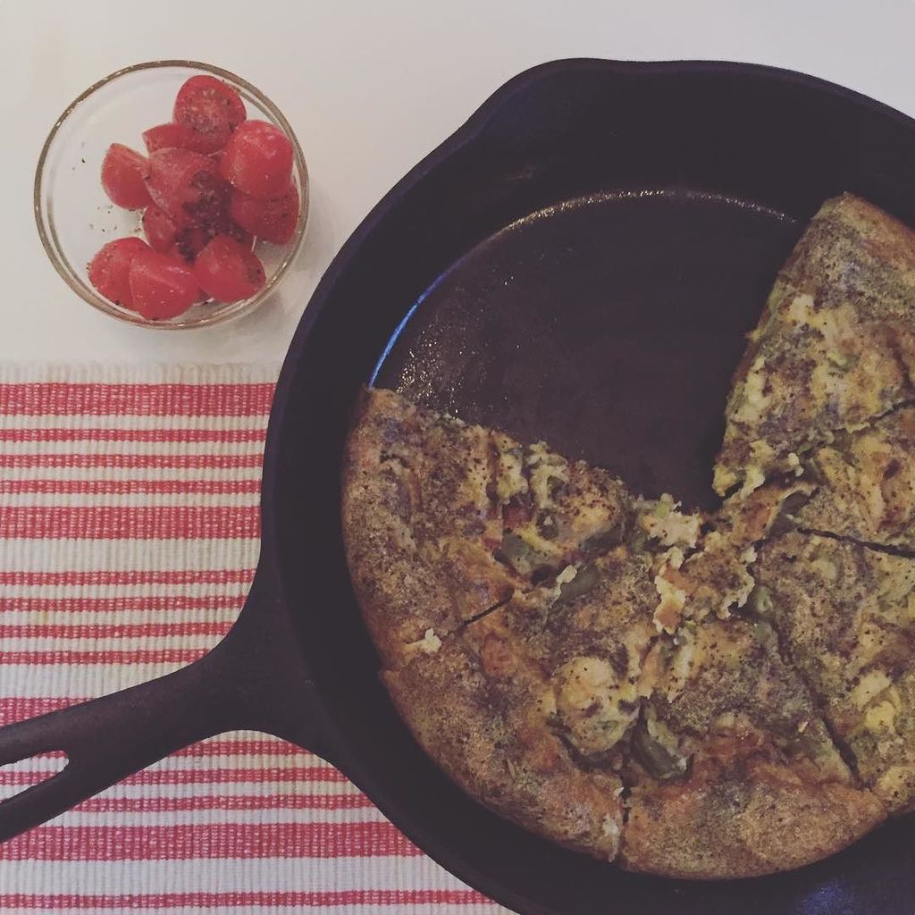 bunnywanderland's tweet photo. What to do with Thanksgiving dinner leftovers? Toss them into a quiche! 😋 Hubs put green bean casserole, mashed pot… https://t.co/Z1jiOzO7MF