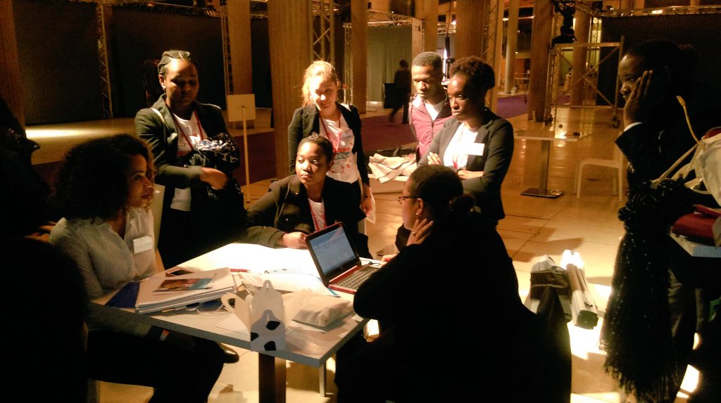 JeuneOutreMer's tweet photo. Debriefing après une journée très riche ! #ForumEgalitéEmploi à @lecese #CoachingRH https://t.co/VS5eisnHl9
