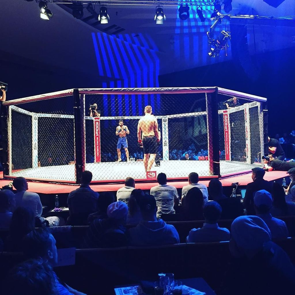 Linnanahde's tweet photo. Ammattilaiset häkissä #cage37 @cagemmafin https://t.co/4Dfr6xhhrE https://t.co/88tUDmh0Qb