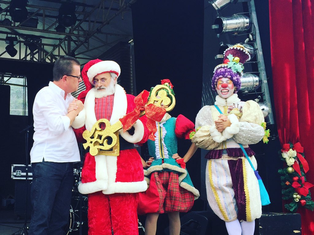 natalemcanela's tweet photo. O Papai Noel recebeu do prefeito a chave da cidade de Canela! 😍 #SonhoCanela https://t.co/8An3LHh5o3