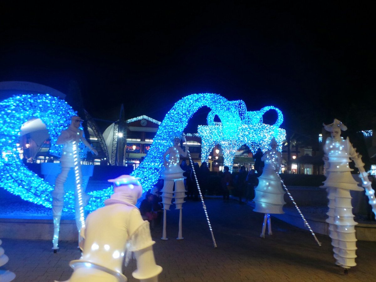 Tutti pronti? I danzattori delle Invasioni Lunari hanno iniziato il loro spettacolo
