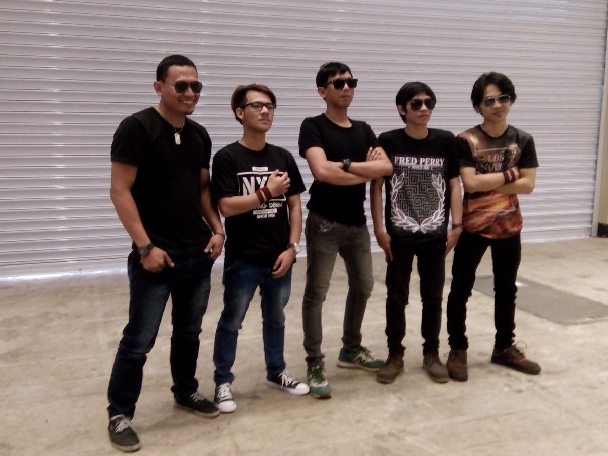 #HayoNgakuAja Yang gak sempet intip-intip @shulbiband manggung
youtu.be/WClMMrBB2Fc