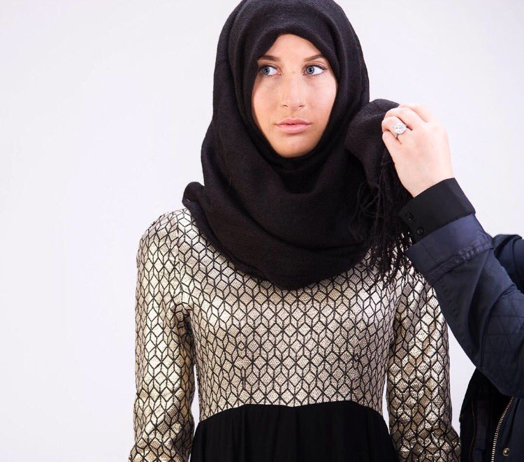 ElanRoseBTQ's tweet photo. The art of perfecting the hijab #bedhindthescenes #photoshoot #sneakpeak #hijab #elanrose https://t.co/VOgKfEE3vs