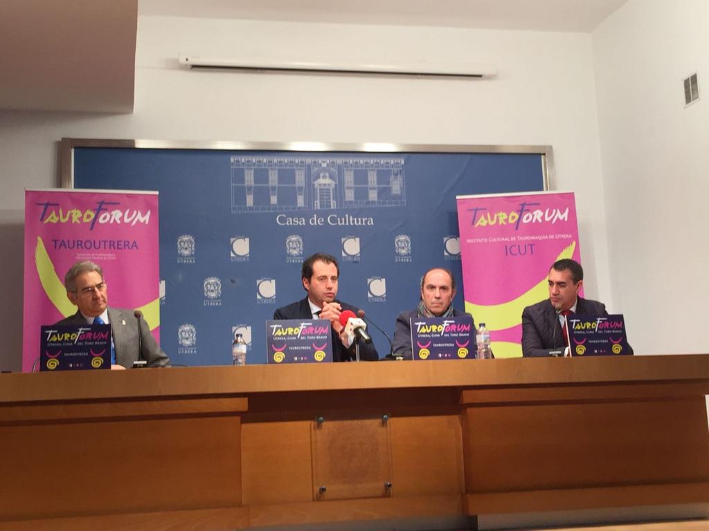 ManoloVieraN's tweet photo. Buen rato en el #Tauroforum de Utrera con #JoséLuisLópez y @EmilioTrigo. Hablamos de toros, analizamos y debatimos. https://t.co/X5XMjUUEqG