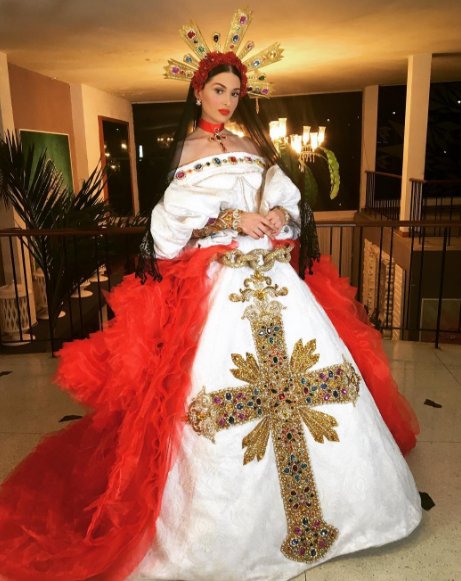 FansGabiiiGraf's tweet photo. #MissVenezuelaMundo @dianacrocemodel con su traje tipico de Mantuana en honor a las devotas de la Cruz de mayo #MissWorld2016 https://t.co/9WvxH9zeea