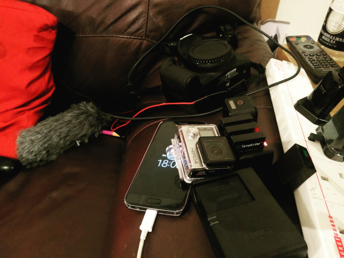 carobsessionuk's tweet photo. Lights, camera, action! Getting prepped for tomorrow's #vlog, should be a good one! #carvlogging #charging https://t.co/DdKbEvdQKn