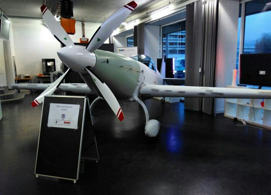 SIP_BielBienne's tweet photo. #electric #acrobatic #plane of #startup #evolaris just landed at #Innocampus #Biel #SIP #Kunstflug #Energy @bfh_hesb @vezzini @swissinnova https://t.co/RxEXKWLjie