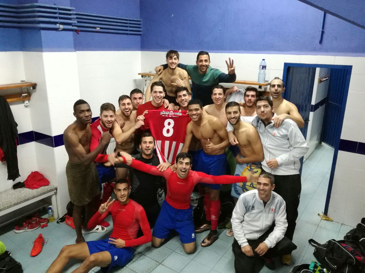 UEAlcudia's tweet photo. 📸 TEAM | Octava victòria consecutiva i seguim com a equip menys golejat de la Regional Preferent. Orgull roig-i-blanc! ➡️ #LaUnioÉsLaForça https://t.co/WVpNCf5P1x
