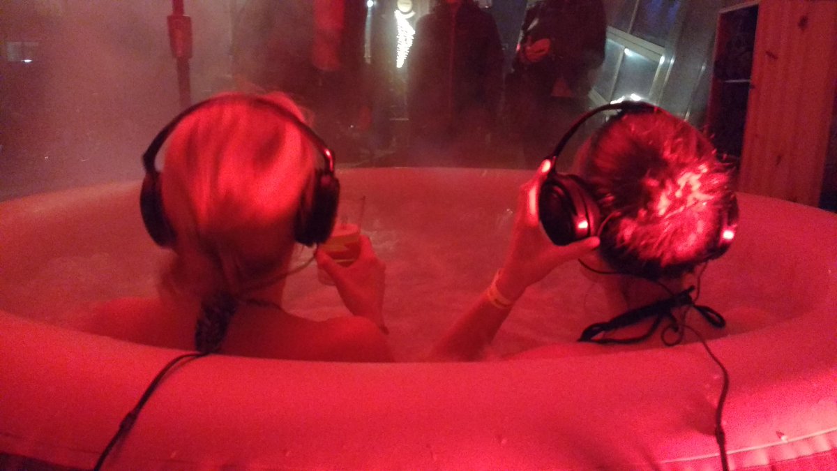 De eerst Jazzcussisten zijn er! Heerlijk warm en straffe jazztunes... Wees welkom! Dank aan @jazzinwageningen