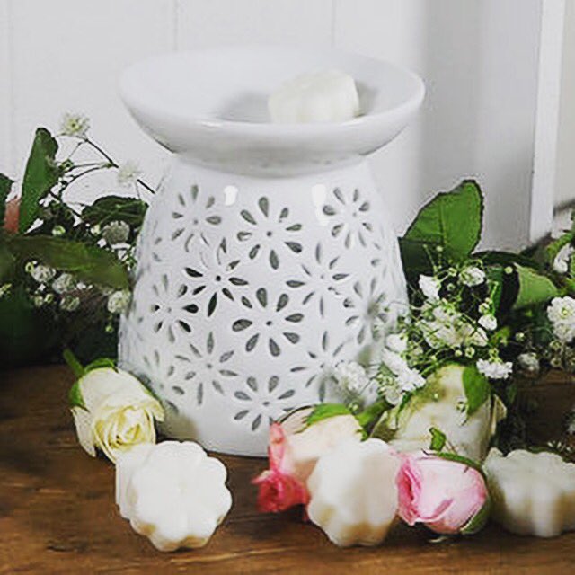 BeyondPure_UK's tweet photo. Would anyone like to see a candle burner and melts added to our range??? 👍👎 #candles #business #startup #naturalproduct #vegan #veganproduct https://t.co/TzDu8P94li