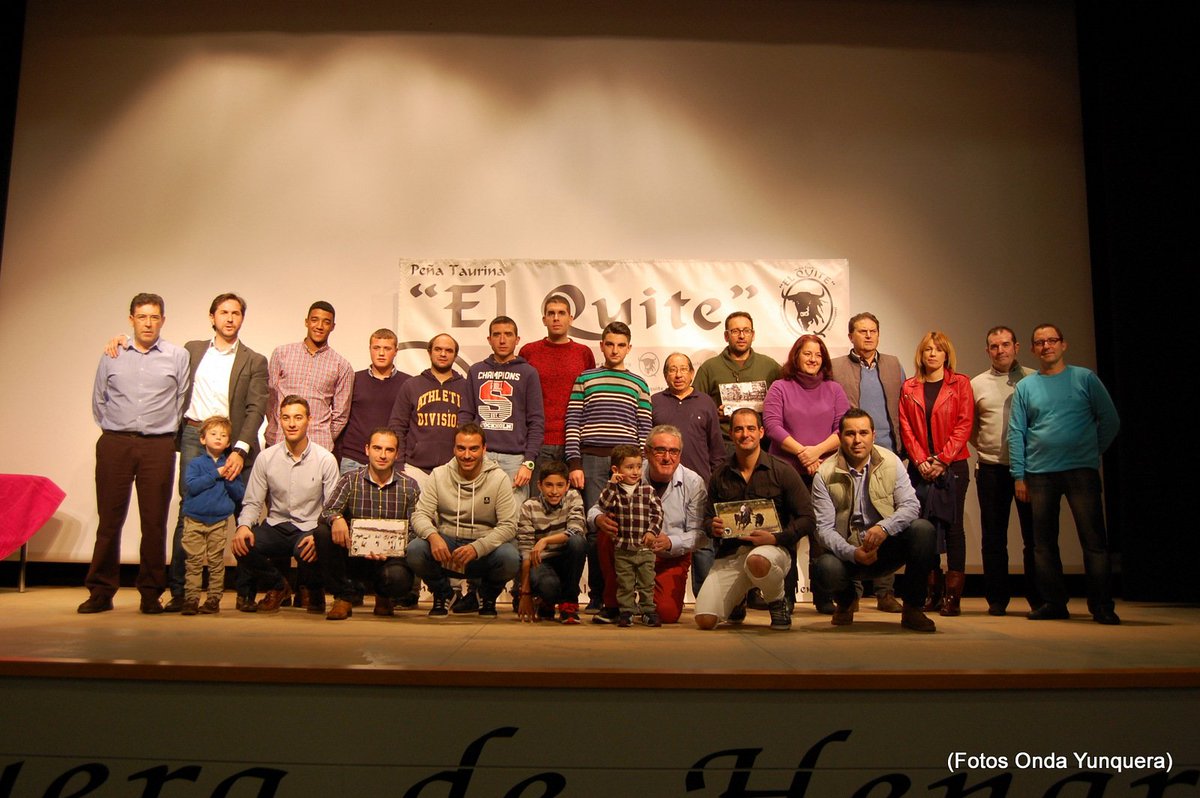 ondayunquerafm's tweet photo. La peña taurina “El Quite” de Yunquera de Henares, entrega los premios de su XIII Concurso de Fotografías Taurinas. https://t.co/YEKNQlKlCy