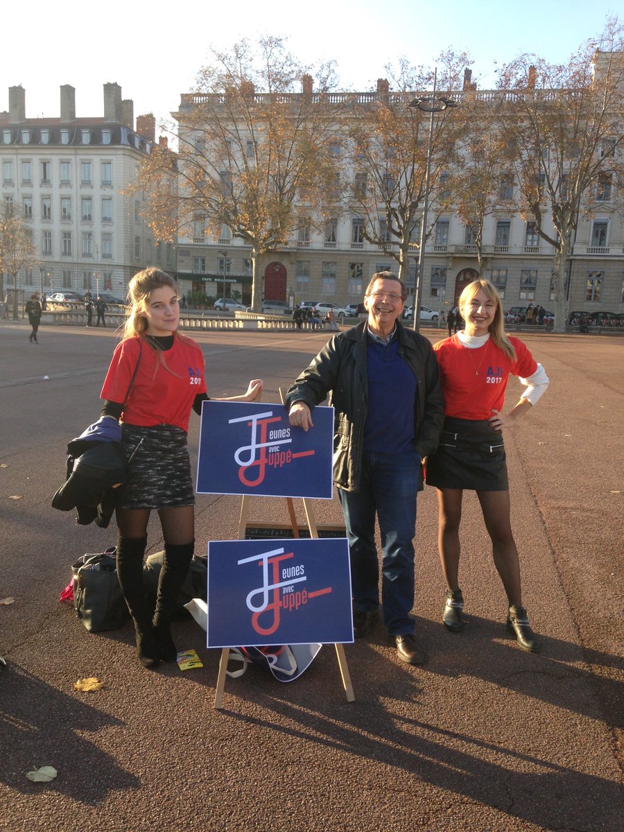 javecj69's tweet photo. Sur le terrain jusqu'au bout ! Tractage et "stand-up" sur la Place Bellecour à Lyon ! #AJ2017 #JevoteJuppe #juppegagnant #juppepresidentcest https://t.co/cXYkdCyAom