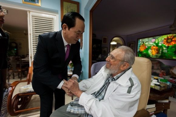 LMartinV1's tweet photo. #LaMuerteDeFidelCastro
A #FidelCastro se le vio por última vez el #15Nov2016, cuando recibió en su residencia #Cuba, a presidente #Vietnam https://t.co/pqGb1CUDn8