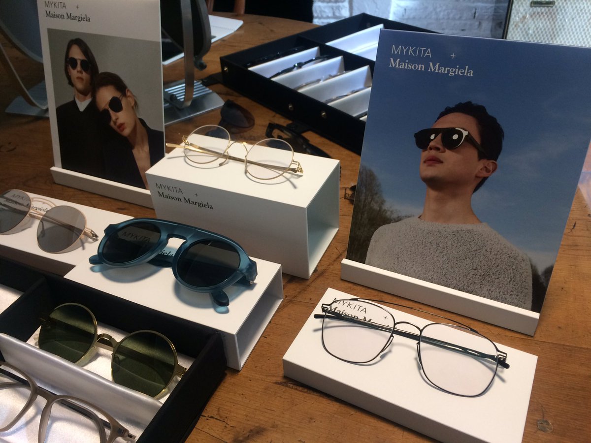 GlamoramaMag's tweet photo. Caminando en el #CorredorRomaCondesa encontramos disponible en @escopicamx la colección @Margiela de @MYKITAofficial https://t.co/V2PcPQBeF6