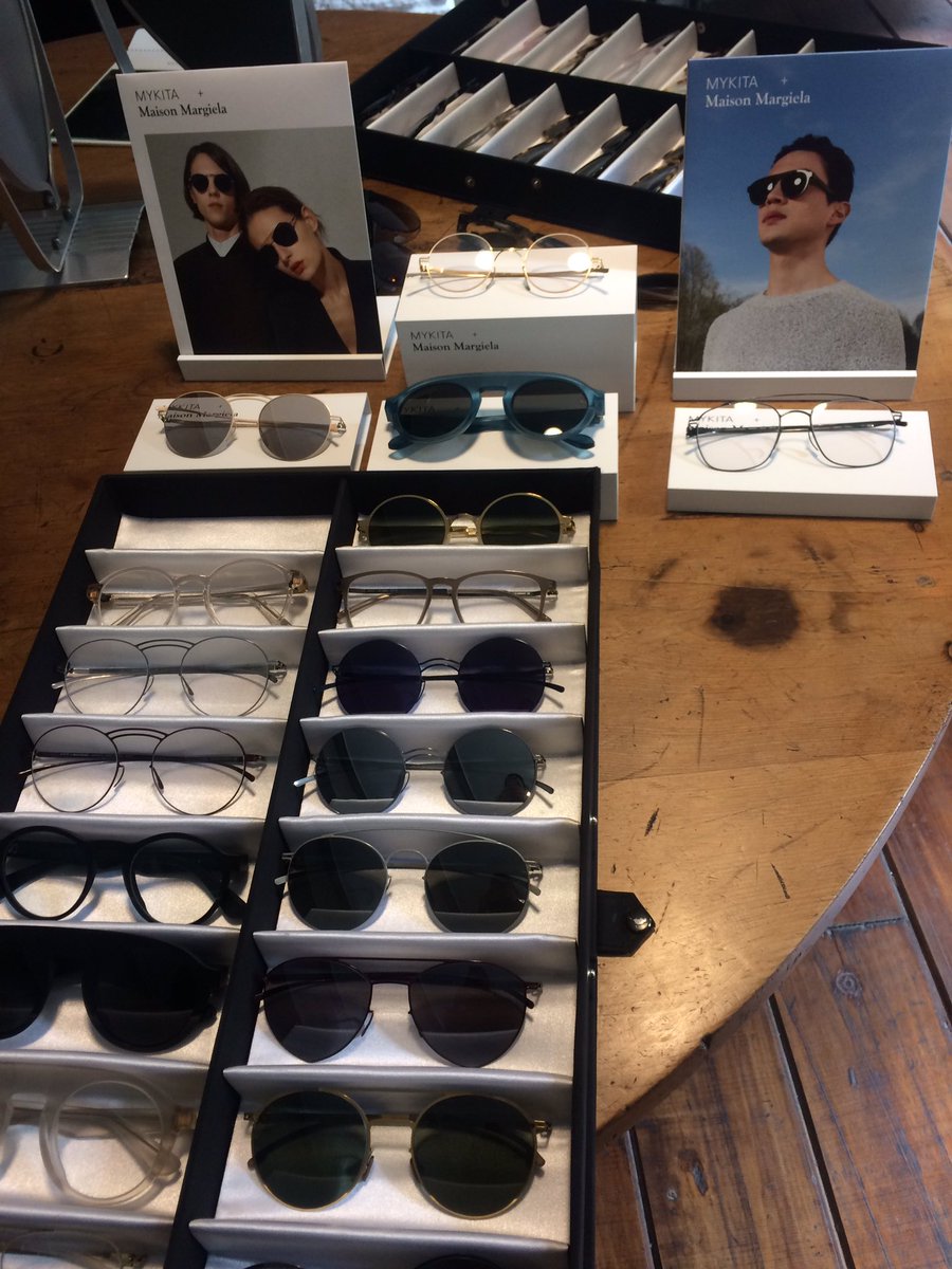 GlamoramaMag's tweet photo. Caminando en el #CorredorRomaCondesa encontramos disponible en @escopicamx la colección @Margiela de @MYKITAofficial https://t.co/V2PcPQBeF6