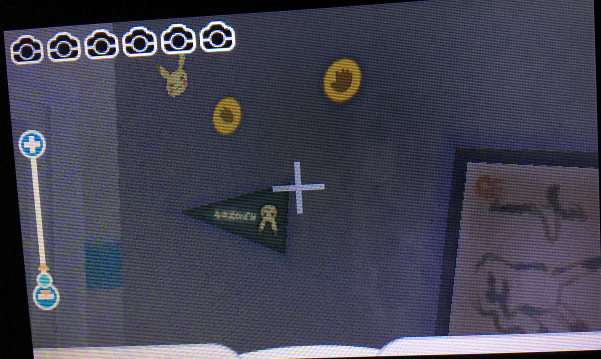 かしわぎしょうい アイドルオタクの部屋みてぇだな とポケファインダーぐるぐるしとったら 真下にミミッキュおってびびった スーパーマサラ人のピカチュウの写真もあるw