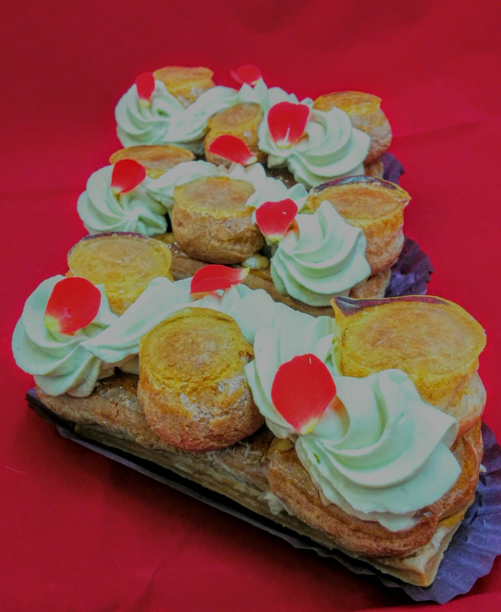 ট ইট র フランス菓子エリティエ お知らせ キャレマン サントノレ プチシュークリーム を飴がけした クロッカン を乗せたケーキです 骨組みは シュー 生地と パイ 生地で無骨ですが 仕上げはエレガントに シューの中にはオレンジ風味のクリームを