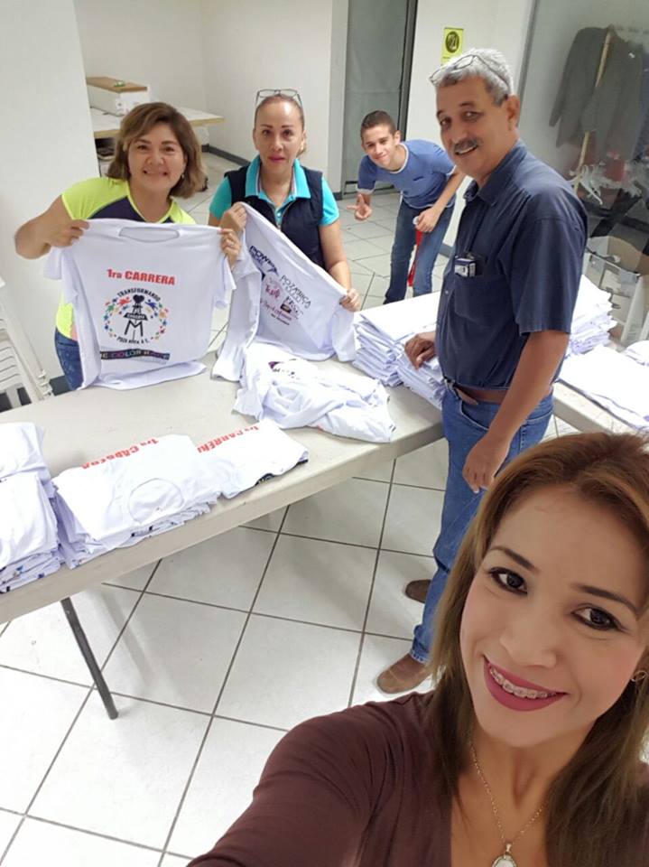 PRTransformando's tweet photo. Con pasión y servicio estamos preparando tus kits para #TheColorRace. ¡Si aun no te inscribes aun puedes hacerlo! https://t.co/CiOYG7tlQ5
