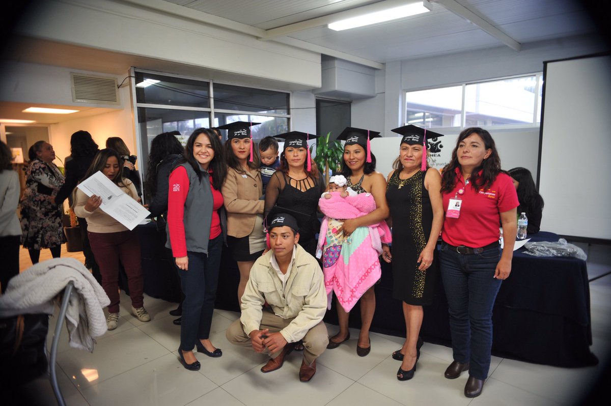 INEAmx's tweet photo. Entrega #INEACdmx 71 certificados de primaria y secundaria a microempresarios de las instituciones #CrecerMéxico y @CompartamosBanc.📜 https://t.co/j77rJ9hC8n