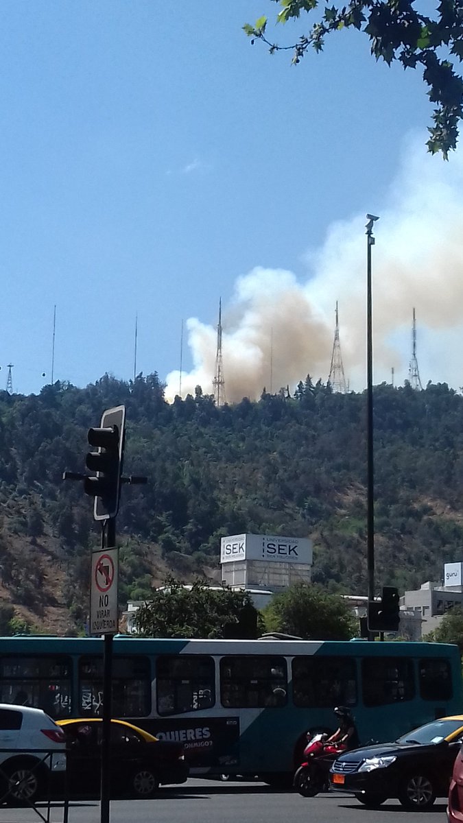 Dannynonstop's tweet photo. #alertadeIncendio #cerrosancristobal #providencia #Metrosalvador #santiago #zoológicoMetropolitano #Rt https://t.co/cn6O1GTeAW