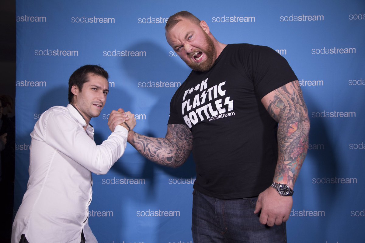 TouchepasamaCom's tweet photo. Soirée photocall sodastream #sodastream #GameofThrones #shameorglory https://t.co/J3qzoZ0jpM