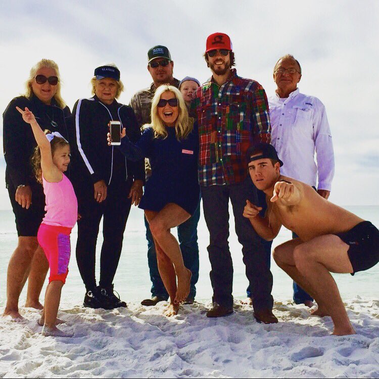 janson_chris's tweet photo. #beach #family https://t.co/I3omfD0omb