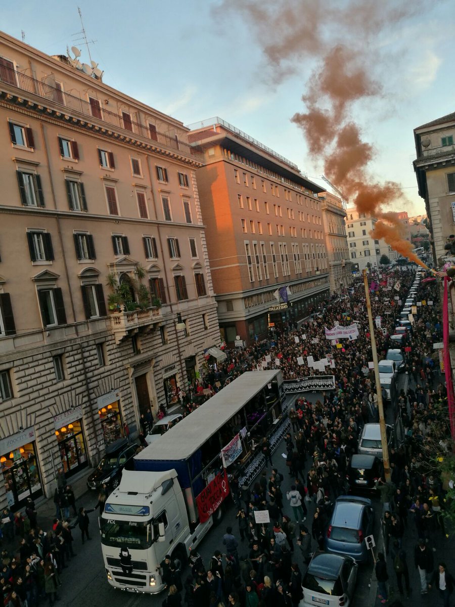 CommuniaRoma's tweet photo. #siamomarea!200 mila in piazza contro la violenza sulle donne #nonunadimeno #26novembre @TgLa7 @Tg3web @tg2rai @SkyTG24 @RaiNews @tg1online https://t.co/o1uGgAg5wB