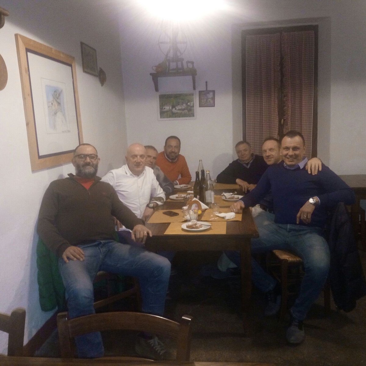 GFrancoZanatta's tweet photo. #seratapochimaboni#waitingnext#🍷🍗🍻🍖 https://t.co/9xtwcReHhC