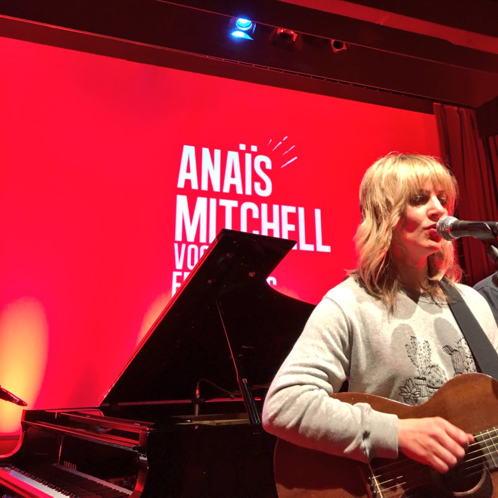 Coconutpro's tweet photo. "Se chove que chova" @anaismitchell 👏🏼👏🏼👏🏼@VocesFemeninas #vf2016 https://t.co/c6xIZG2Rd6