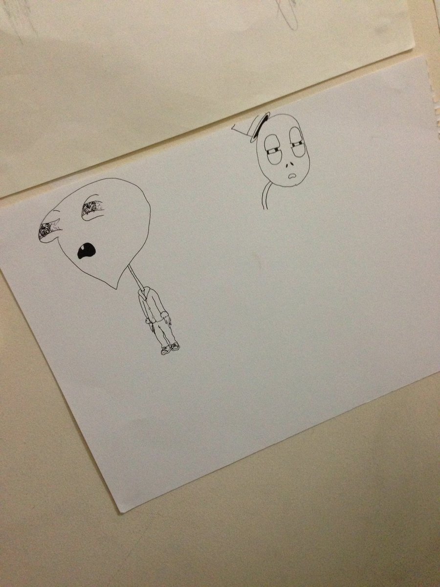 umimixx_'s tweet photo. Me he puesto un papel en la pared solo para ir dibujando a peña que se me ocurra jajajajaja el de la derrcha parece una alunia https://t.co/Bdl4dQUZOo